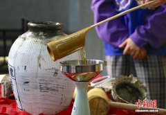 清明假期  游客体验绍兴黄
